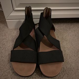 Gentle Souls flatform sandal in black. Size 7m